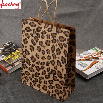 Facatory high quality fashion pure color kraft paper handle/die cut gift bag with logo print 